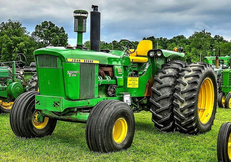 Un tracteur vert beau