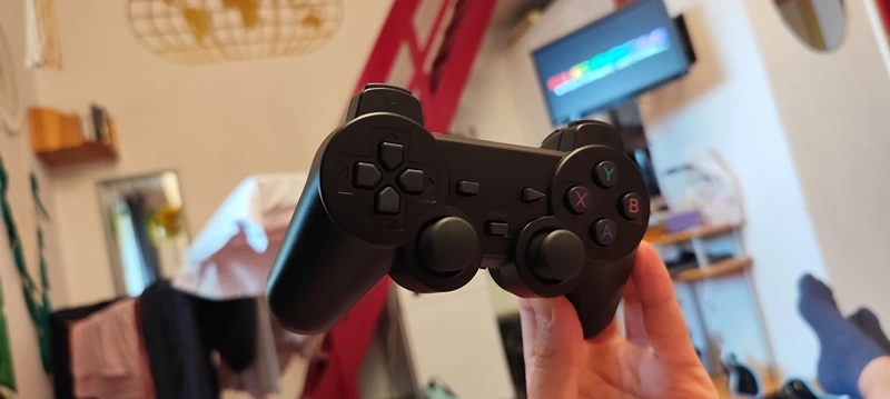 The dualshock type controller of the GD10 gamestick.